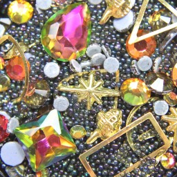 MIX CRISTALE FAȚETATE MULTICOLORE SI ORNAMENTE UNGHII